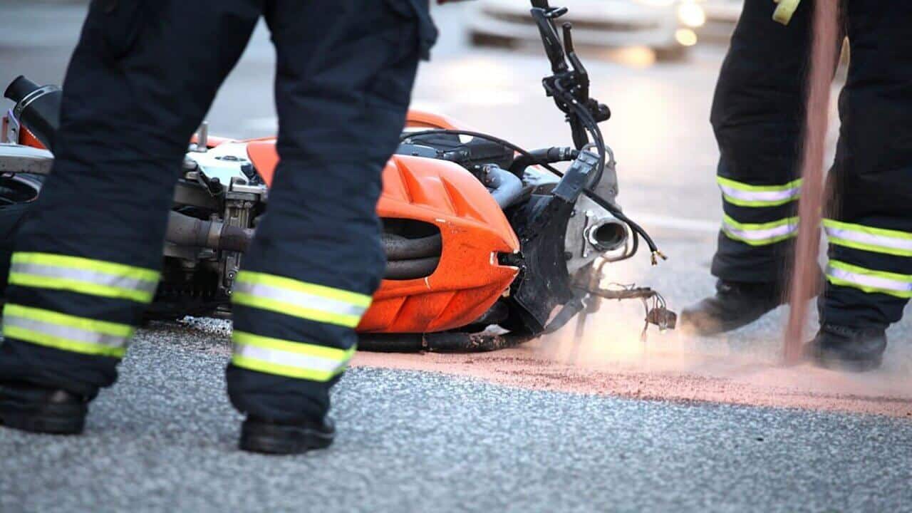 Motorcycle Accident Rescued by Two Paramedics on the Road